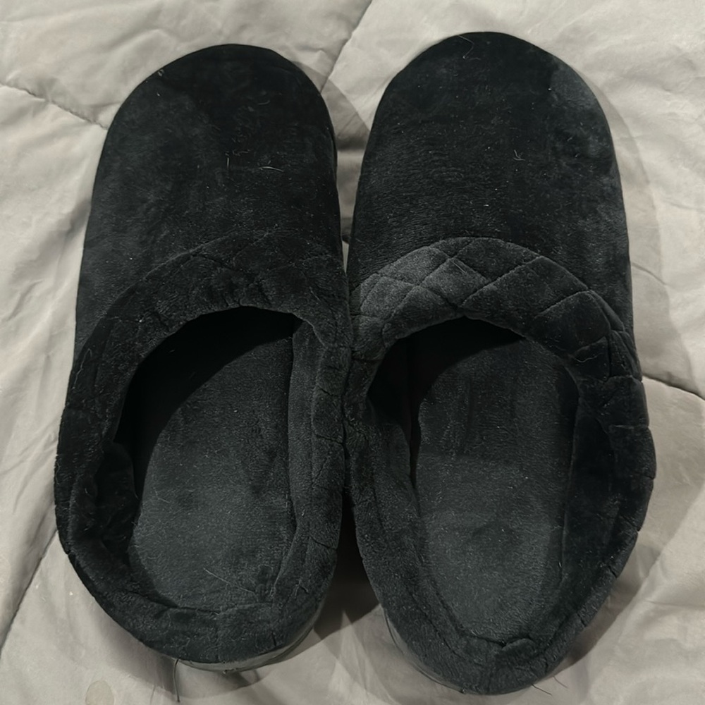 Black “dearfoam” slippers size XL (11-12)